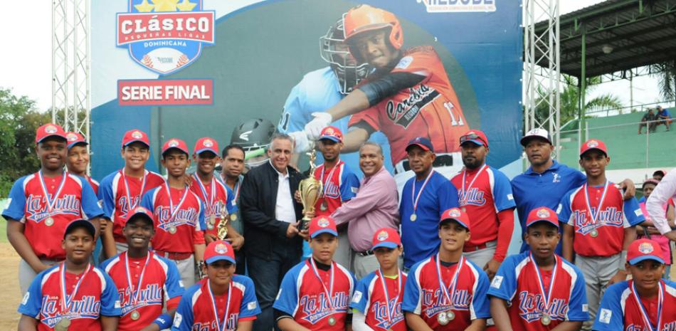 Héctor --Tito-- Pereyra y Luis Mejía Oviedo al momento de premiar a la Liga La Javilla como campeona del Torneo Nacional Pequeñas Ligas.