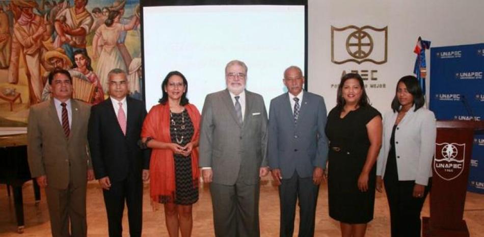 El rector Francisco De Oleo junto al embajador Manuel Morales Lama y otras autoridades de UNA.