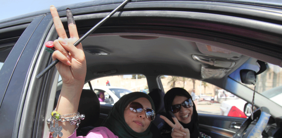 En esta foto del 7 de julio de 2012, dos mujeres de Libia muestran sus dedos marcados con tinta después de votar, en Trípoli. Las autoridades en el oriente de Libia emitieron una orden que prohíbe a las mujeres salir del país sin un hombre que las acompañe, una medida que provocaba burlas el 20 de febrero de 2017. (AP Foto/Abdel Magid Al Fergany, File)