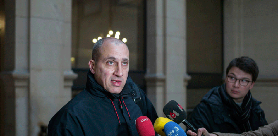 El principal sospechoso Vjeran Tomic se enfrenta a los medios de comunicación en la corte para su juicio en París, el lunes 20 de febrero de 2017, acusado de participar en uno de los mayores robos de arte del mundo.