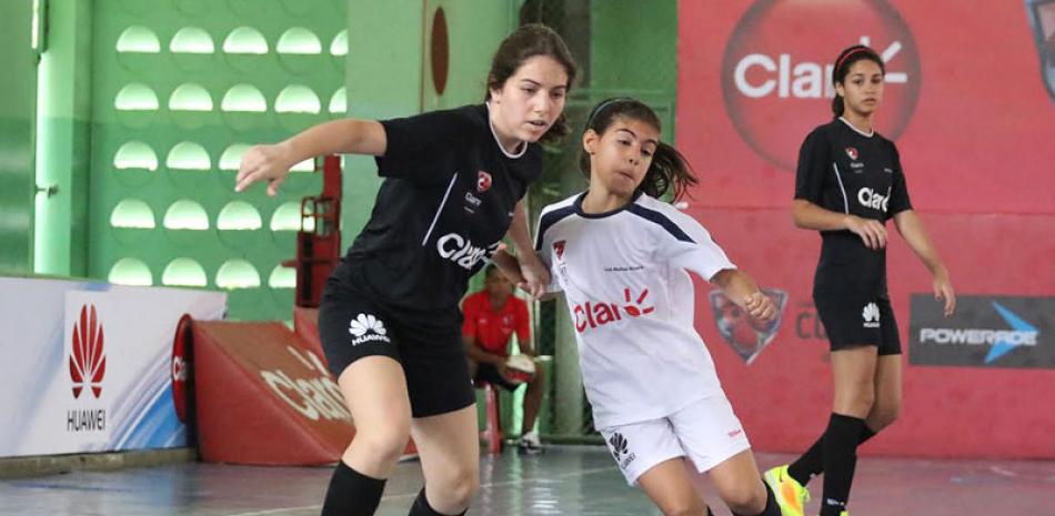 Momento de acción del partido que Saint Michaels le ganó a Luis Muñoz Rivera en la fase de grupos de la etapa capitaleña de la Copa Intercolegial Claro de Futsal Femenino 2017.