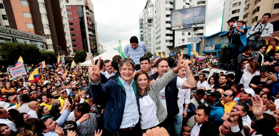 Promesas. El opositor Guillermo Lasso, llamó a derrotar al partido gubernamental Alianza País, ayer en una manifestación.