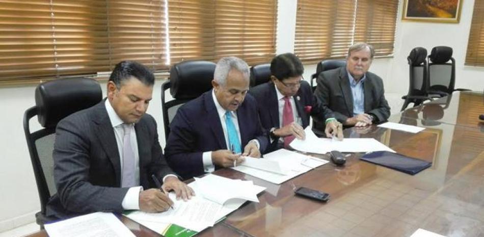 Firma. El presidente ejecutivo de la JAD, Osmar Benítez, firma el acuerdo junto a los representantes de las entidades que participan.