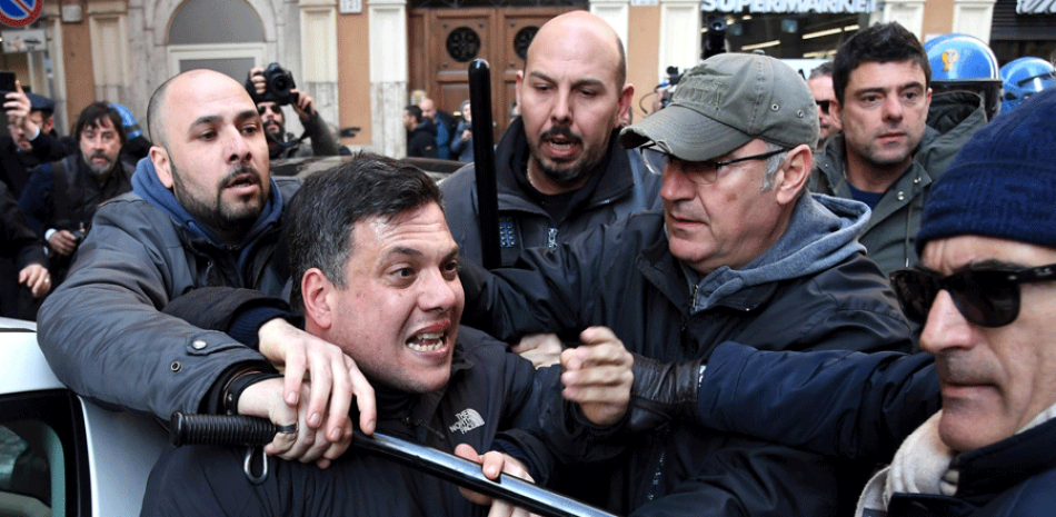 Agentes de la Policía italiana retienen a un manifestante durante una protesta ante la sede del Partido Democrático en Roma, Italia, hoy, 21 de febrero de 2017.