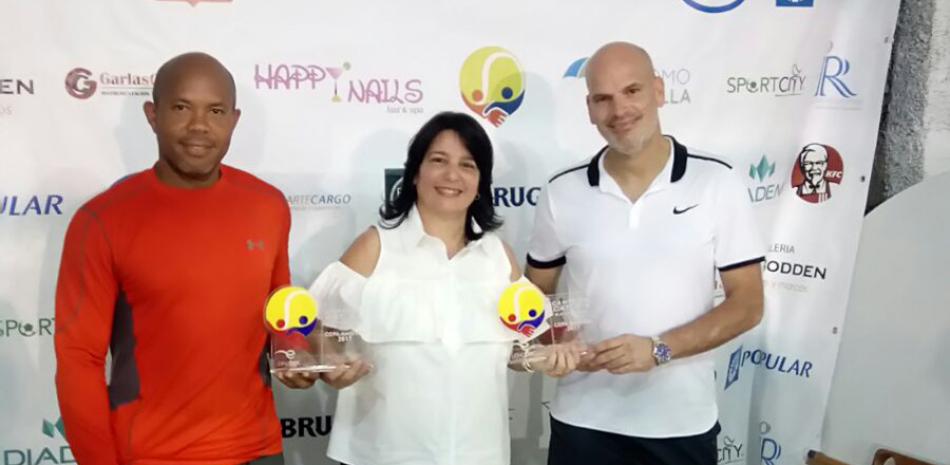 La señora Yadira Barján de Mejía entrega los premios a Ricky Mejía y Homero Domínguez, campeones en el Grupo IV.