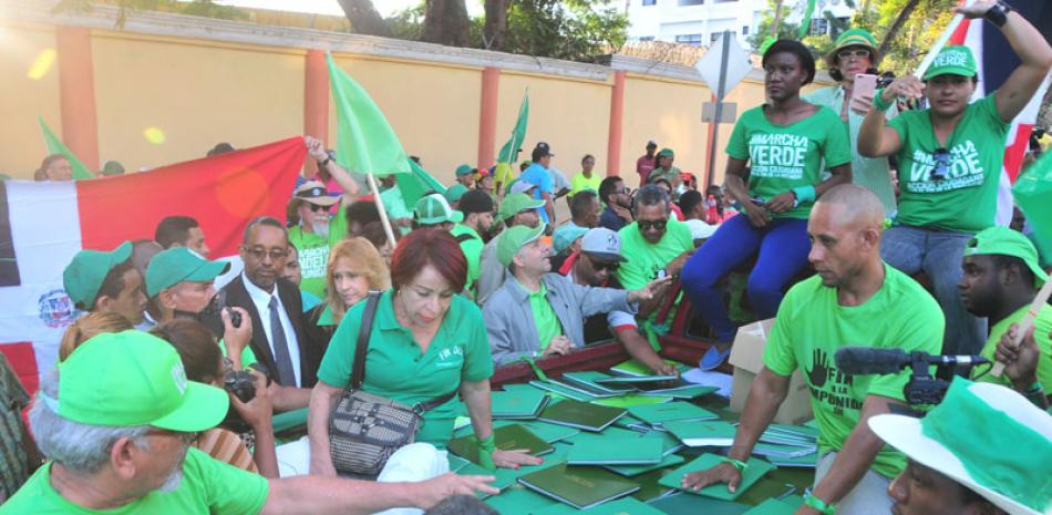 Miembros del colectivo Marcha Verde dijeron que llevaron el Libro que reúne 312,415 firmas en todo el país, pidiendo que se investigue el caso Odebrecht y el fin de la corrupción y la impunidad.