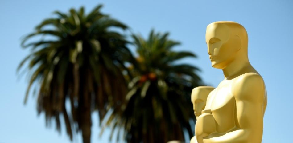 Estatuas durante los preparativos para la ceremonia de los Óscar que se celebrará este domingo. (AP Photo)