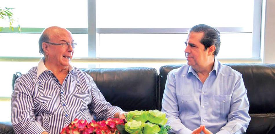 Encuentro. Hipólito Mejía junto al ministro de Turismo, Francisco Javier García.