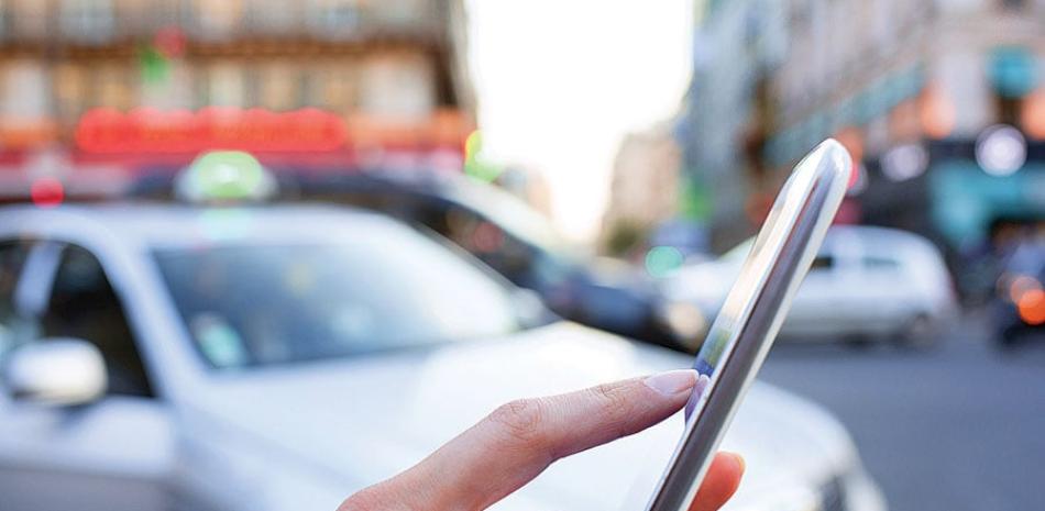 Tecnología. Usuarios que tengan un dispositivo móvil pueden solicitar un conductor para su viaje y reservarlo con días de antelación, lo que reduce el tiempo de espera por un taxi.