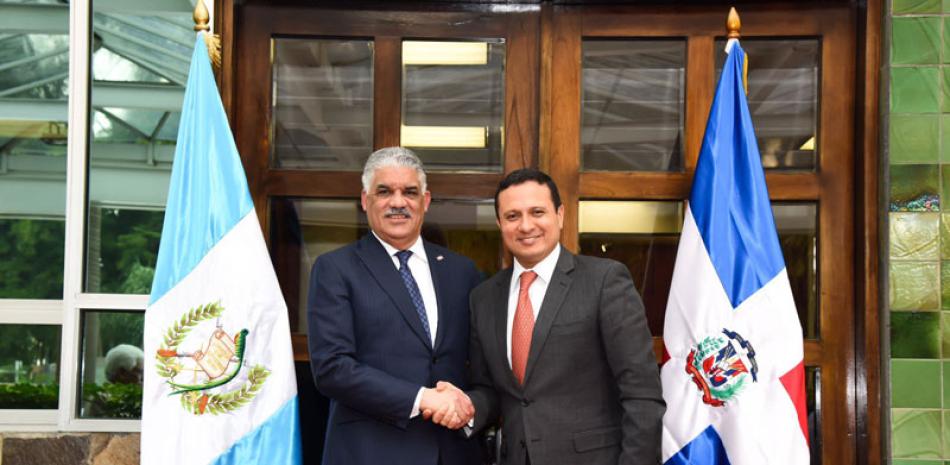 El canciller Miguel Vargas arribó ayer a Guatemala para
sostener encuentros de trabajo con su par Morales Moscoso.