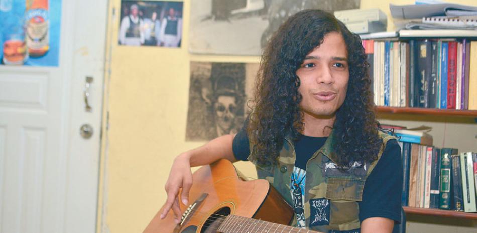 Apasionado. El joven músico Camilo Rijo Fulcar ha hecho de su guitarra su modo de vida, de sueños, y de alegría para otros.
