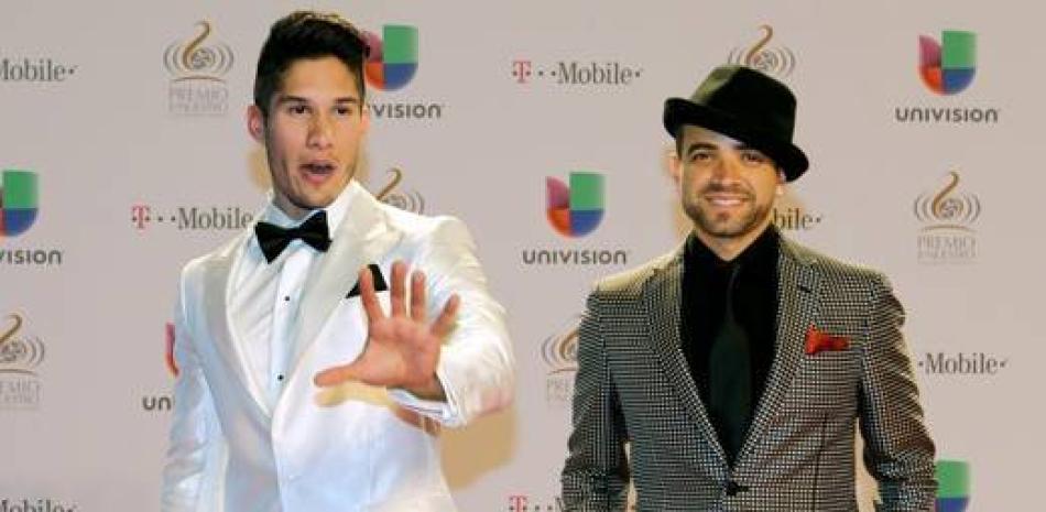 Los integrantes del dúo venezolano Chino y Nacho aparentemente se separan tras llegar cada uno por su cuenta a Premios Lo Nuestro, que entregó Univisión en Miami. Foto AP/archivo.