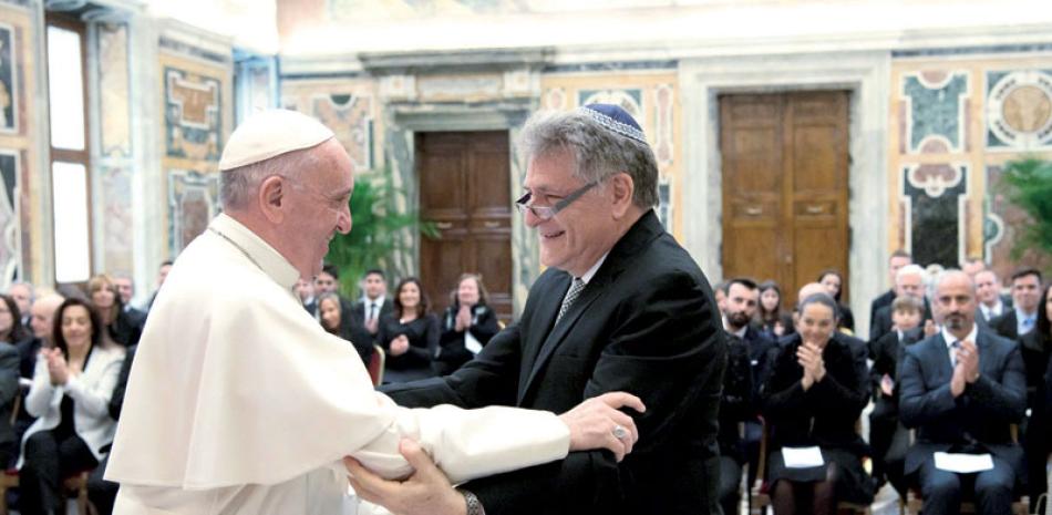 Audiencia. El papa Francisco Saluda al rabino argentino Abraham Skorka, durante una audiencia privada en el Vaticano, ayer.