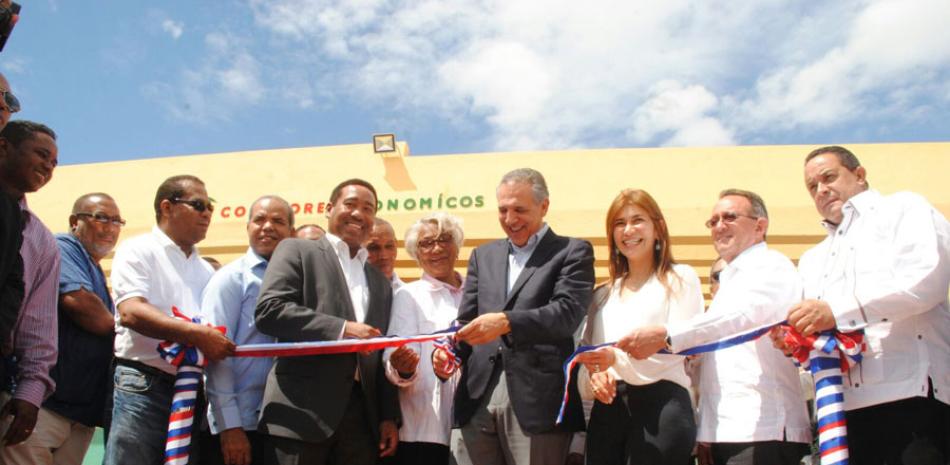 Inauguración. José Ramón Peralta junto directivos de los Comedores Económicos dejan inaugurado el centro.