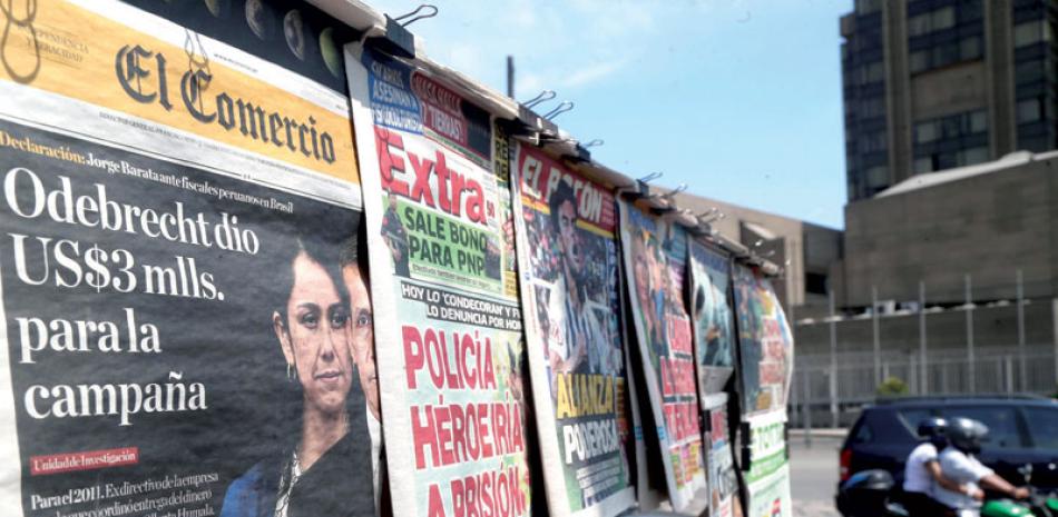 Kiosco. Fotografía de periódicos locales en un kiosco con información relacionada al caso de corrupción de Odebrecht ayer, en Lima.