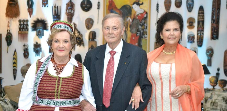 Elena Gromosavkas, Wilhelm Brouwer y Sonia Villanueva de Brouwer.