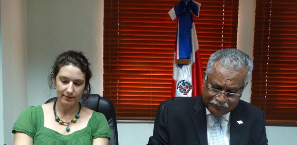 En la firma. Yolanda León y Ernesto Reyna Alcántara, durante la firma del convenio.