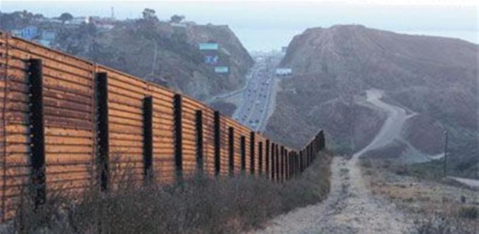 El muro de metal marca la frontera entre los Estados Unidos y México.