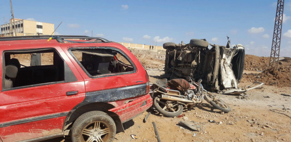 En esta imagen proporcionada por la agencia de noticias Thiqa, autos dañados después de que un agresor suicida se inmolara en su pequeña camioneta descubierta ante una oficina de seguridad en la localidad de Sousian, unos 8 kilómetros (5 millas) al norte de Al-Bab, el viernes 24 de febrero de 2017. (Thiqa News Agency, via AP)