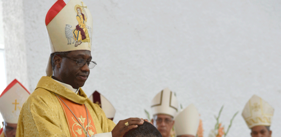 Ceremonia religiosa. El nuncio Jude Thaddeus Okolo durante la consagración del nuevo obispo auxiliar Carlos Tomás Morel Diplán.