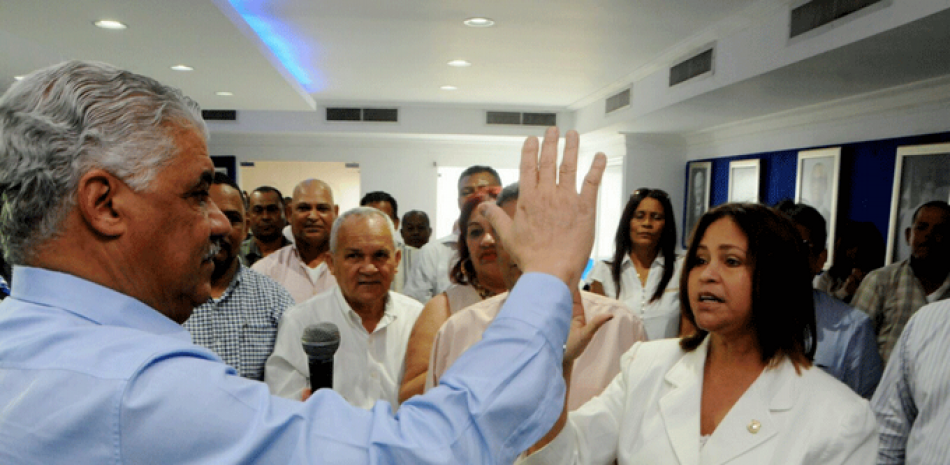 Encuentro. Miguel Vargas, presidente del PRD, juramenta a la diputada renunciante del PRM, Graciela Fermín.