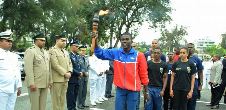 El medallista olímpico. Luis Pie inicia el recorrido de la antorcha de los Juegos Deportivos de las Fuerzas Armadas y la Policía nacional 2017.