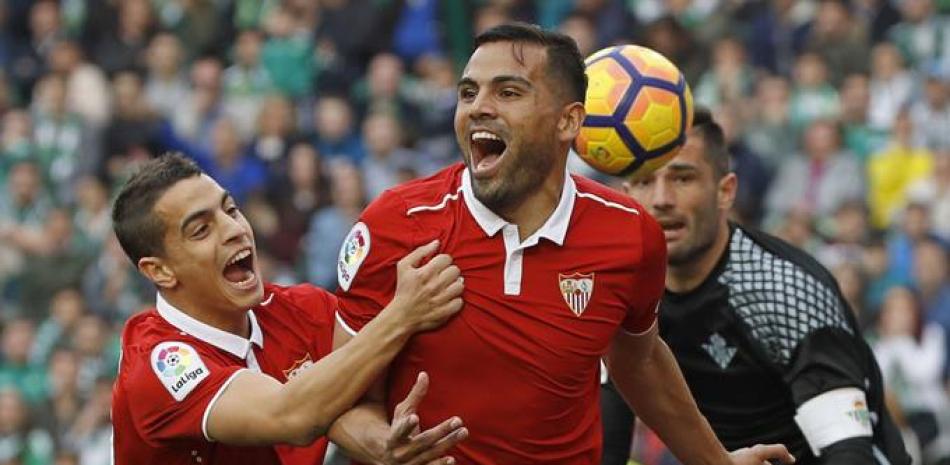 El defensa brasileño del Sevilla Gabriel Mercado celebra con su compañero, el francés Wissam Ben Yedder, su gol ante el Betis, durante el partido disputado en el estadio Benito Villamarín.