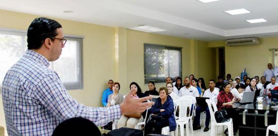 Taller. Cesar Dargam habla durante uno de los talleres en el que se instruyó a productores agrícolas y exportadores del Cibao.