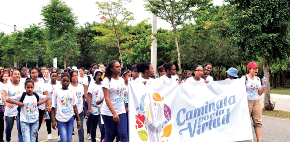 Integración. Más de 900 jóvenes de uno y otro sexo participaron en la Caminata de la Virtud, la cual tuvo como lema rescatar los valores de las mujeres.