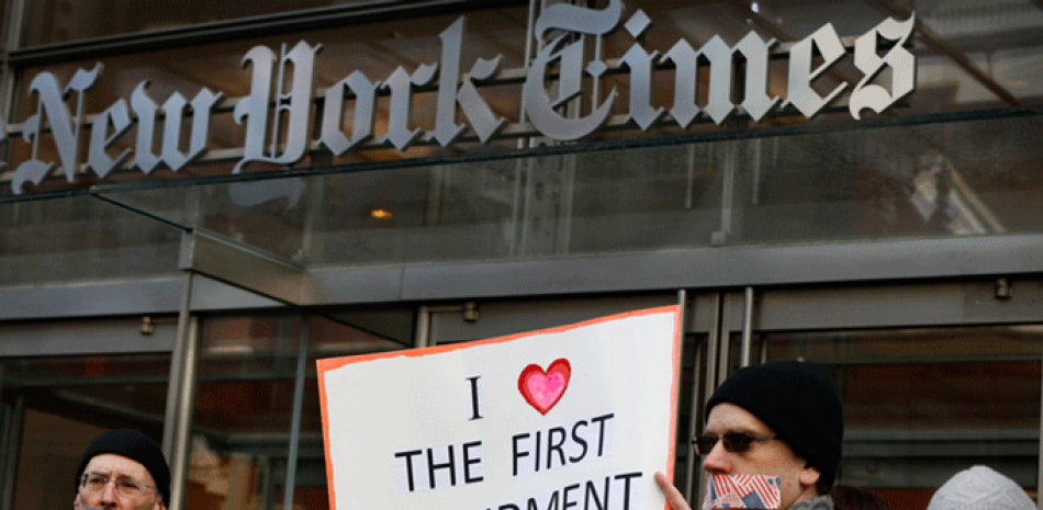 Un grupo de personas participa ayer en una protesta contra el presidente Trump frente al edificio de The New York Times. El viernes, la Casa Blanca prohibió a varios medios participar de una sesión informativa en la Casa Blanca.