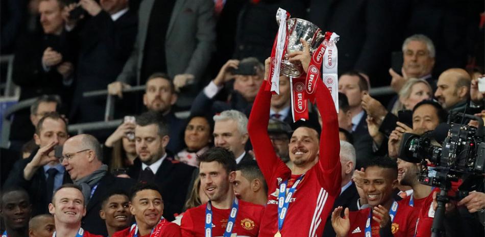 Zlatan Ibrahimovic, del United, levanta el trofeo de campeón