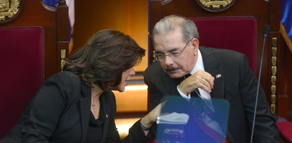 Diálogo. El presidente Danilo Medina y la vicepresidenta Margarita Cedeño conversan durante la Asamblea Nacional.