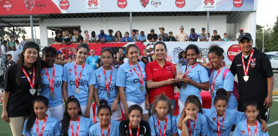 Sthefany Durán, del departamento de Promociones de Claro, premia al equipo del colegio Oasis Christian como campeón de la Copa Intercolegial Claro de Futsal Femenino 2017.