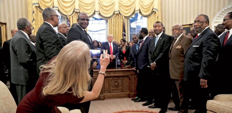 Región. La consejera presidencial Kellyanne Conway toma una fotografía al presidente de EE.UU. Donald J. Trump, junto con un grupo de Estudiantes Negros de Colegios y Universidades (HBCUs), ayer.