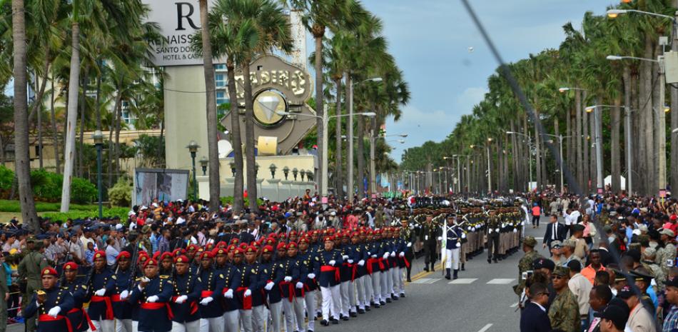 Satisfacción. Aplausos constantes por parte del público por cada exhibición de tropas militares de diferentes armas. El presidente Medina también disfrutó del desfile.
