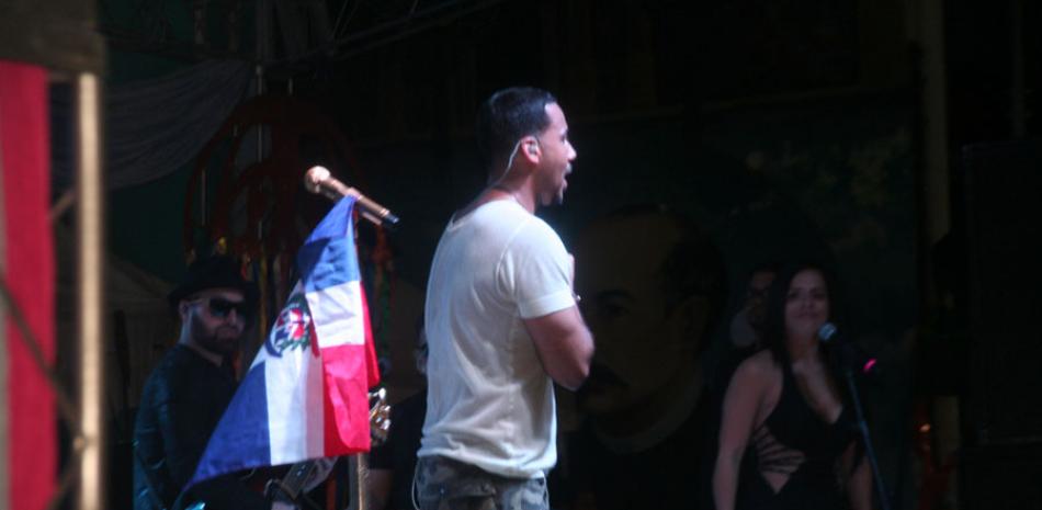 Artista. Romeo Santos cuando cantaba el lunes ante una multitud en Baní.