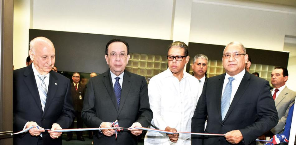 El gobernador Héctor Valdez Albizu corta la cinta que deja abierta la exposición.