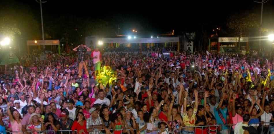 Multitud. Miles de personas abarraton durante las noches del sábado y el domingo el parque Eugenio María de Hostos, en el Malecón, donde los artistas se presentaron
tras concluir el desfile del carnaval de Santo Domingo.