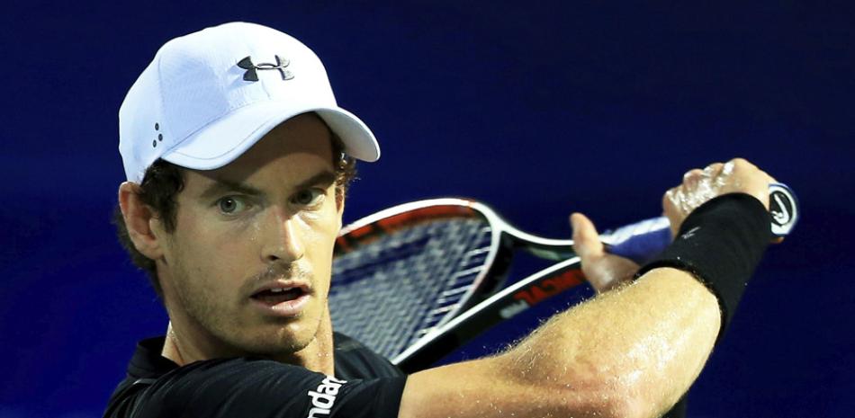 Andy Murray devuelve la pelota a Malek Jaziri durante el partido de la primera ronda del torneo de tenis de Dubai, Emiratos Árabes Unidos ayer.