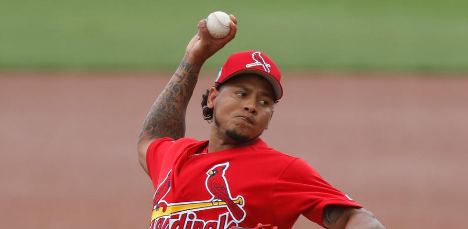 Carlos Martínez lanza un envío al pentágono durante su buen desempeño de ayer con los Cardenales.