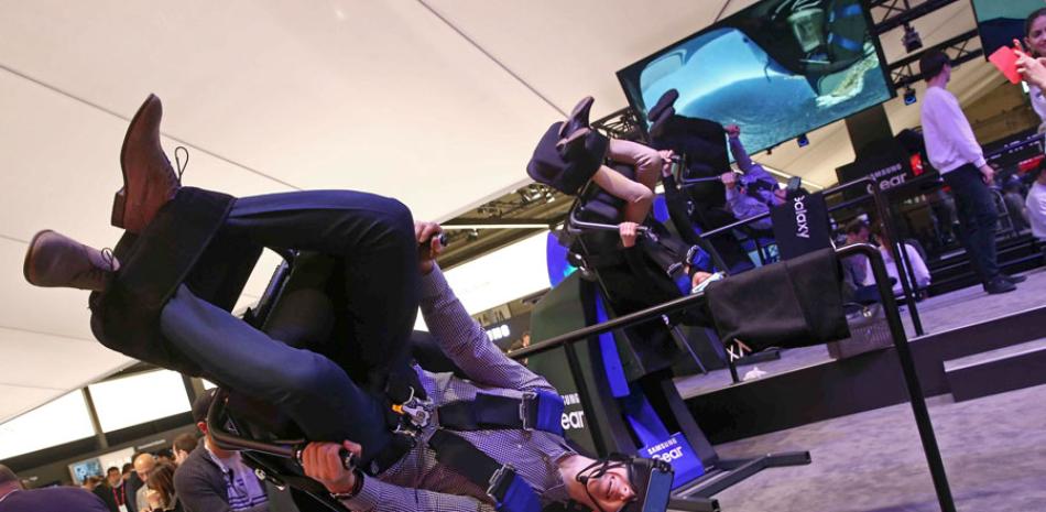Samsung ha organizado butacas y sillas para ofrecer un viaje por el espacio sideral repleto de peligros.