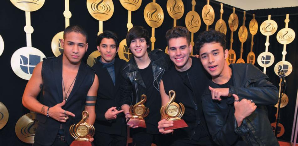 Artistas. Los integrantes de la banda CNCO posan con los trofeos recibidos en la gala del Premio Lo Nuestro a la Música Latina el 23 de febrero de 2017, en la American Airlines Arena en Miami.