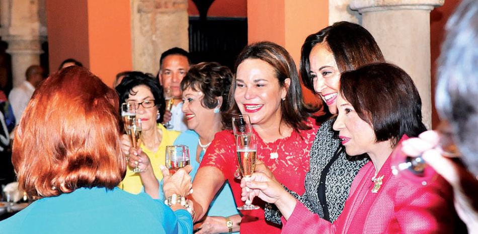 Carmenchu Brusíloff, Verónica Sención, Rosanna Rivera, Gema Hidalgo de Vargas e Ylonka Nacidit.
