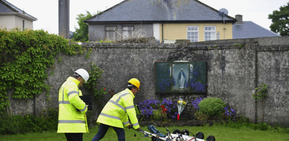 Fotografía de archivo fechada el 6 de junio de 2014 que muestra a dos ingenieros utilizando un georradar en el patio del Mother and Baby Home en Tuam, Irlanda. Al menos 800 niños fueron hallados en 20 cámaras distintas en el antiguo orfanato según anunció hoy, 3 de marzo de 2017, la Comisión del Mother and Baby Homes. EFE/Aidan Crawley