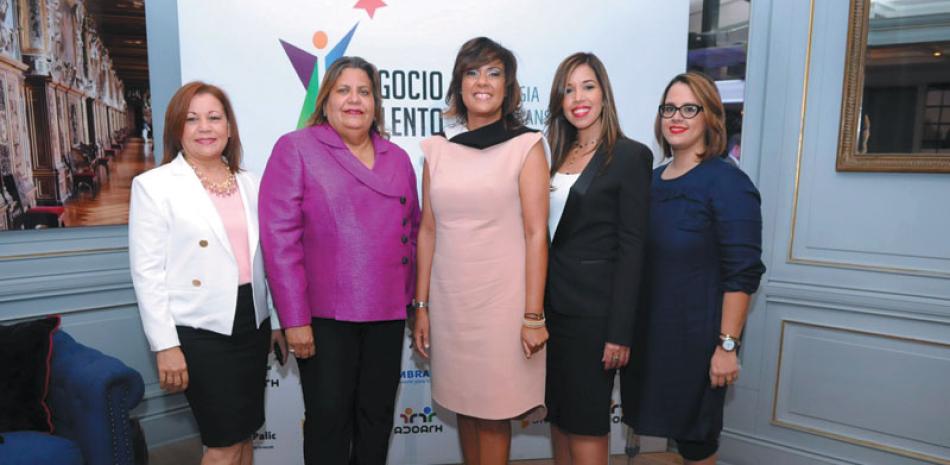 Claudia Estévez, Amarilis García, Ana Josefina González, María Del Carmen
Gil y Vanessa Cobo.