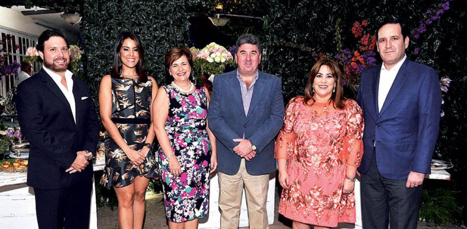 José Rodríguez, Francesca Ortiz, Sharon Campbell, Chris Campbell, Jacqueline Herrera de Álvarez y José Antonio Álvarez hijo.