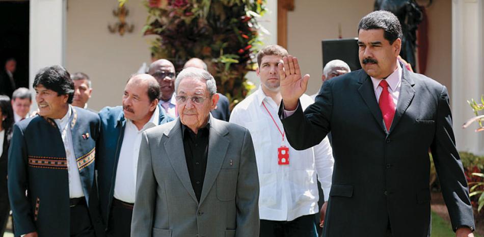 Bienvenida. El presidente de Venezuela, Nicolás Maduro, derecha, recibe a su contraparte cubana, Raúl Castro, ayer en Caracas.
