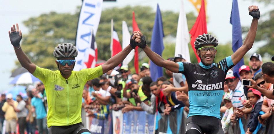 Ismael Sánchez y Adderlin Cruz levantan los brazos en señal de triunfo tras su arribo a la meta. Ambos
dominicanos quedaron 1-2 en la edición 38 de la vuelta ciclista Independencia.