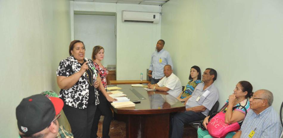 Doctora. Gisselle Vásquez, directora del Programa de Alto Costo del Ministerio de Salud Pública, explica a los pacientes que acudieron al centro a retirar sus tratamientos, la importancia del programa y los cambios que se dan para hacerlo cada vez más eficiente.