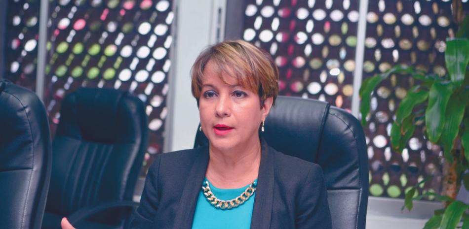 Postura. La presidenta de la ADAFP, Kirsis Jáquez, explica los puntos de desacuerdo con la propuesta.